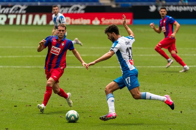 伊朗动荡局势下 伊朗女足比出和平手势